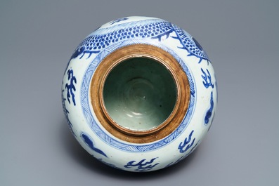 Een Chinese blauw-witte gemberpot met een draak, Kangxi
