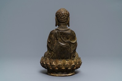 Une figure de Bouddha sur tr&ocirc;ne de lotus en bronze, Chine, Ming