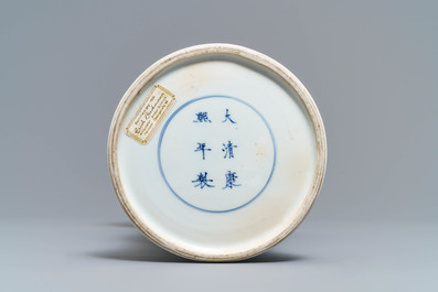 Een Chinese blauw-witte gu vaas met landschapsdecor, Kangxi merk en periode