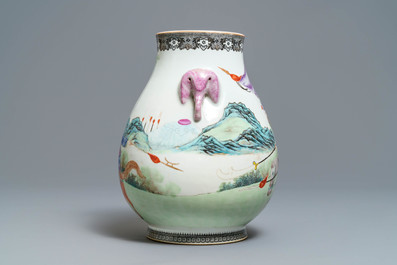 Een Chinese famille rose hu vaas met ruiters te paard, Qianlong merk, Republiek, 20e eeuw