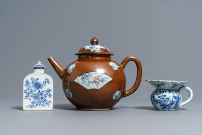 Een grote Chinese 'capucijner' theepot, een blauw-witte kwispedoor en divers theegoed, Kangxi/Qianlong
