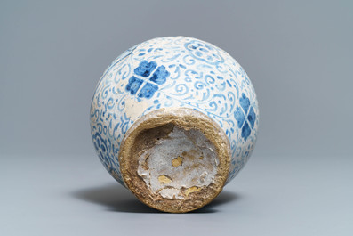 Een blauw-witte Antwerpse of Noord-Nederlandse majolica apothekerspot, 2e helft 16e eeuw