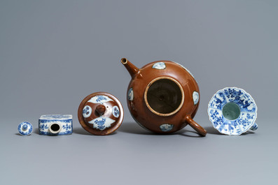 Een grote Chinese 'capucijner' theepot, een blauw-witte kwispedoor en divers theegoed, Kangxi/Qianlong