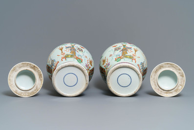 Une paire de vases couverts en porcelaine de Chine famille rose, 18/19&egrave;me