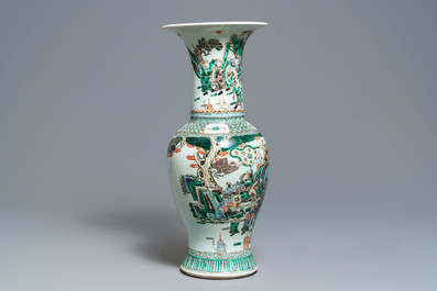 A Chinese famille verte yenyen 'warriors' vase, 19th C.