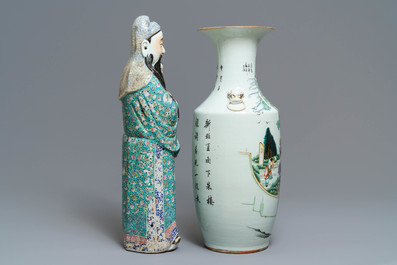 Een Chinese famille rose vaas en een figuur van Fu Xing, 19e eeuw