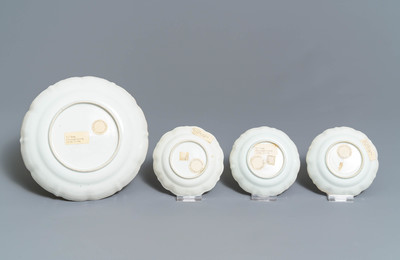 Vier Chinese famille rose koppen, drie schotels en een bord, Qianlong