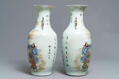 Een paar Chinese famille rose vazen met decor van muzikantes, 19/20e eeuw