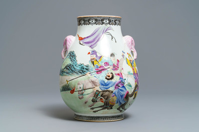 Een Chinese famille rose hu vaas met ruiters te paard, Qianlong merk, Republiek, 20e eeuw