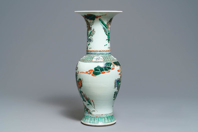 A Chinese famille verte yenyen 'warriors' vase, 19th C.