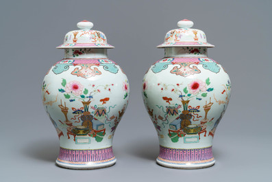Une paire de vases couverts en porcelaine de Chine famille rose, 18/19&egrave;me