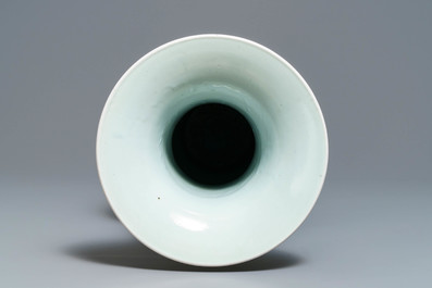 A Chinese famille verte yenyen 'warriors' vase, 19th C.