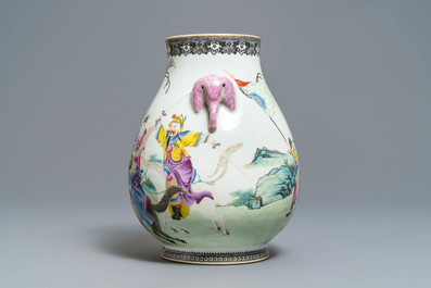 Een Chinese famille rose hu vaas met ruiters te paard, Qianlong merk, Republiek, 20e eeuw