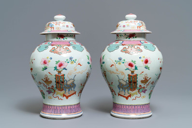 Une paire de vases couverts en porcelaine de Chine famille rose, 18/19&egrave;me