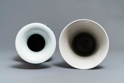 Twee Chinese blauw-witte vazen, 19e eeuw