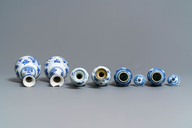 Drie paar Chinese blauw-witte vazen, Kangxi