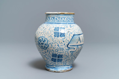 Een blauw-witte Antwerpse of Noord-Nederlandse majolica apothekerspot, 2e helft 16e eeuw