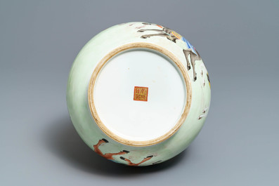 Een Chinese famille rose hu vaas met ruiters te paard, Qianlong merk, Republiek, 20e eeuw