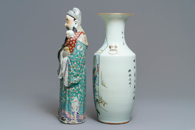 Een Chinese famille rose vaas en een figuur van Fu Xing, 19e eeuw