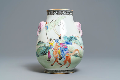 Een Chinese famille rose hu vaas met ruiters te paard, Qianlong merk, Republiek, 20e eeuw
