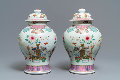 Une paire de vases couverts en porcelaine de Chine famille rose, 18/19&egrave;me