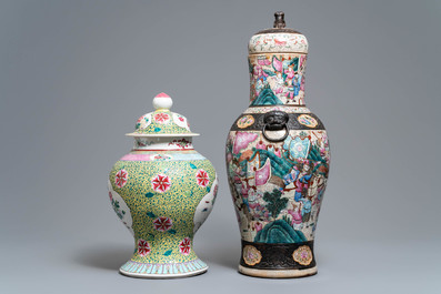 Twee Chinese famille rose dekselvazen, 19/20e eeuw