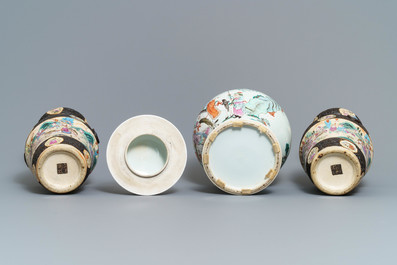 Une paire de vases en porcelaine de Chine famille rose et un vase couvert, 19&egrave;me