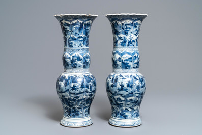 Une paire de vases de forme yenyen en porcelaine de Chine en bleu et blanc, Kangxi