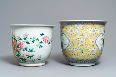 Twee grote Chinese famille rose jardini&egrave;res, 19e eeuw