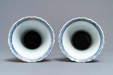 Une paire de vases de forme yenyen en porcelaine de Chine en bleu et blanc, Kangxi