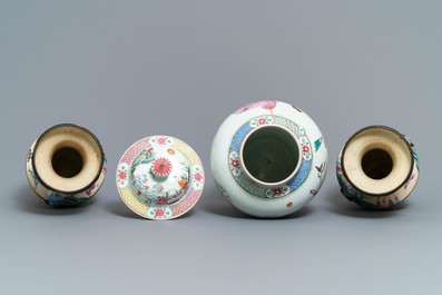 Une paire de vases en porcelaine de Chine famille rose et un vase couvert, 19&egrave;me