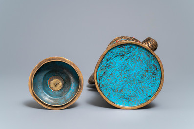 Une grande verseuse 'Duomuhu' en &eacute;maux cloisonn&eacute;s et bronze dor&eacute; incrust&eacute;, R&eacute;publique, 20&egrave;me