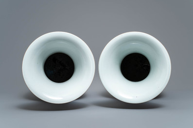 Une paire de vases en porcelaine de Chine famille rose, 19/20&egrave;me