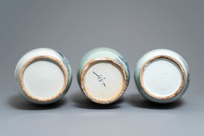 Twee Chinese famille rose vazen en een blauw-witte celadon vaas, 19/20e eeuw