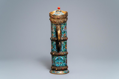 Une grande verseuse 'Duomuhu' en &eacute;maux cloisonn&eacute;s et bronze dor&eacute; incrust&eacute;, R&eacute;publique, 20&egrave;me