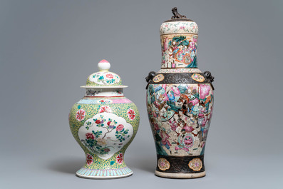 Twee Chinese famille rose dekselvazen, 19/20e eeuw