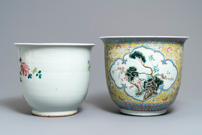 Twee grote Chinese famille rose jardini&egrave;res, 19e eeuw