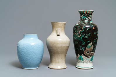 Drie Chinese monochrome en famille noire vazen, 19e eeuw