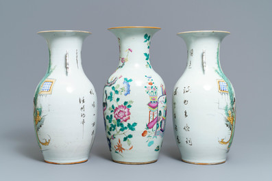 Een paar Chinese famille rose vazen en een vaas met decor van kostbaarheden, 19/20e eeuw