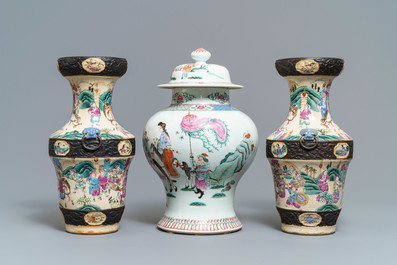 Une paire de vases en porcelaine de Chine famille rose et un vase couvert, 19&egrave;me