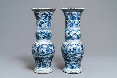 Une paire de vases de forme yenyen en porcelaine de Chine en bleu et blanc, Kangxi