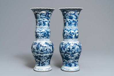 Une paire de vases de forme yenyen en porcelaine de Chine en bleu et blanc, Kangxi