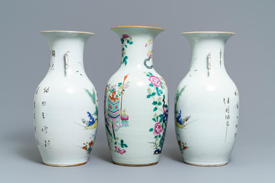Een paar Chinese famille rose vazen en een vaas met decor van kostbaarheden, 19/20e eeuw