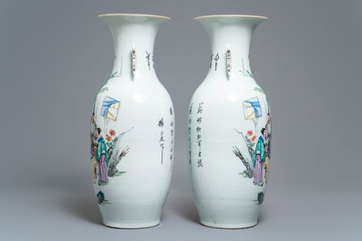 Une paire de vases en porcelaine de Chine famille rose, 19/20&egrave;me