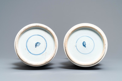 Une paire de vases de forme yenyen en porcelaine de Chine en bleu et blanc, Kangxi