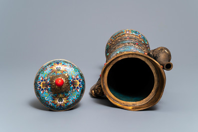 Une grande verseuse 'Duomuhu' en &eacute;maux cloisonn&eacute;s et bronze dor&eacute; incrust&eacute;, R&eacute;publique, 20&egrave;me