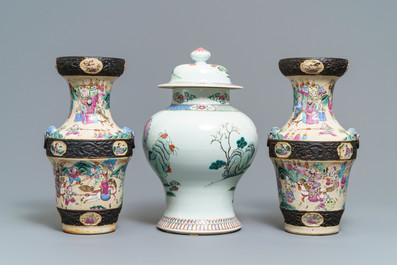 Une paire de vases en porcelaine de Chine famille rose et un vase couvert, 19&egrave;me