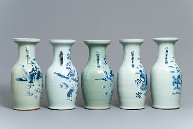 Vijf Chinese vazen met blauw-wit decor op celadon fondkleur, 19e eeuw