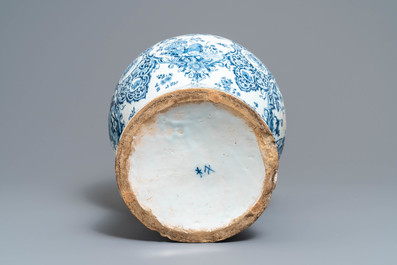 Een grote blauw-witte Delftse vaas met de wapens van het Hertogdom Brabant, 1e helft 18e eeuw