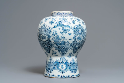 Een grote blauw-witte Delftse vaas met de wapens van het Hertogdom Brabant, 1e helft 18e eeuw
